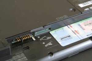 Lenovo ThinkPad Edge 13: SIM slot pod baterií