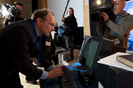 Tim Berners Lee a Robert Cailliau u počítače NEXT