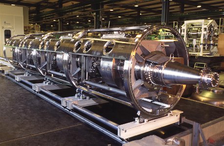 Instalace dutiny LHC ve vakuovém tanku