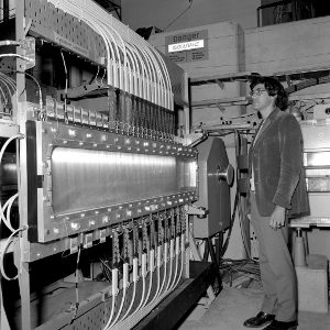 Jedna ze tří drátových proporčních komor použitá k detekci fotonů u spektrometru Omega