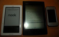 Zleva: B&N Nook, Asus Eee Note EA-800 a Nokia N800