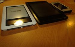 Zleva: B&N Nook, Asus Eee Note EA-800 a Nokia N800