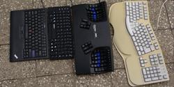 Srovnání rozměrů, zleva: Lenovo SK-8855, TypeMatrix 2030, Kinesis Advantage, LiteOn SK6000