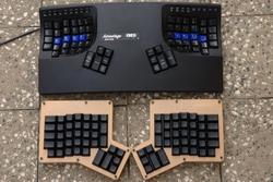 Srovnání rozměrů: Kinesis Advantage a ErgoDox s kompaktním litsterovým krytem