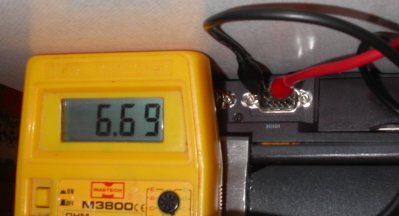 Voltmetr ukazuje 6.69V, což je pod spodní hranicí pro obvod 7805