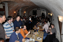 Hoši od distribucí. Mike Homney (Debian), Já a Kay Engert (Fedora), Chris Coulson (Ubuntu), Wolfgang Rosenauer (OpenSUSE).