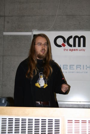linuxalt2006 Někteří přednášející (Vladislav Kurz z Webstep s.r.o.) dodrželi linuxový dress-code